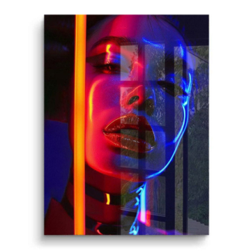 Kobieca twarz w neonowym świetle - obraz na PVC z połyskiem