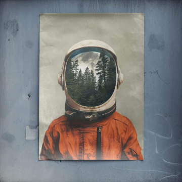 Kask astronauty w lesie - plakat