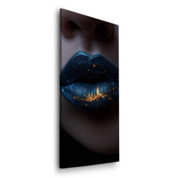 Lippen vor nächtlicher Stadt - Dibond-Bild matt
