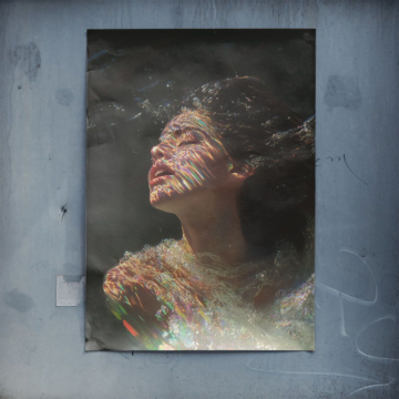 Mujer iridiscente bajo el agua - póster