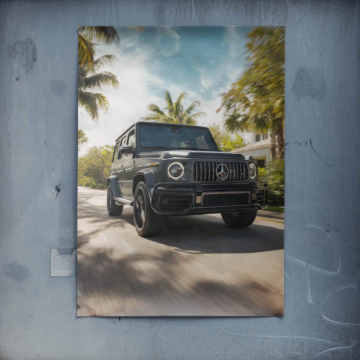 Mercedes G-Wagon en carretera con palmeras - póster
