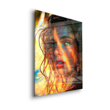 Retrato de mujer radiante bajo el sol - cuadro en vidrio acrílico