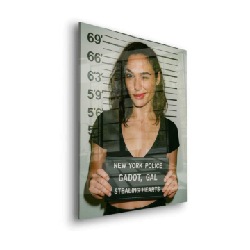 Ficha policial inspirada en Gal Gadot - cuadro en vidrio acrílico