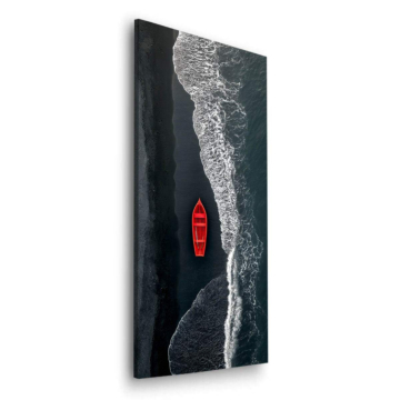 Rotes Boot am schwarzen Strand - Dibond-Bild matt