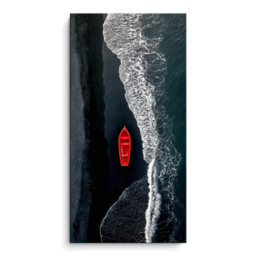 Rotes Boot am schwarzen Strand - PVC-Bild matt