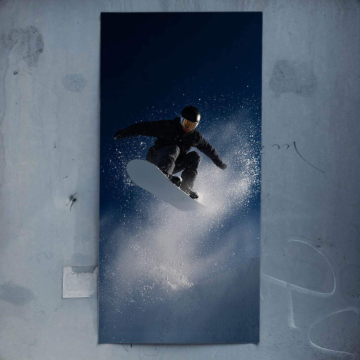 Salto de snowboard sobre nieve polvo - póster