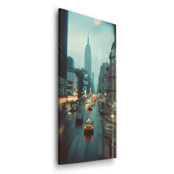 Calle lluviosa del Empire State - cuadro en vidrio acrílico