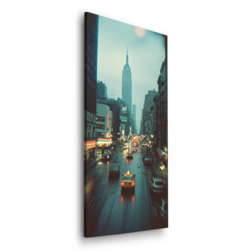 Calle lluviosa del Empire State - cuadro Dibond mate
