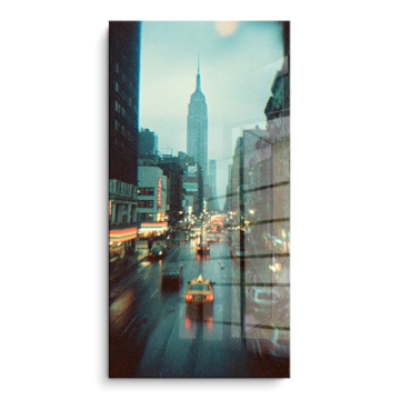 Calle lluviosa del Empire State - cuadro PVC brillante
