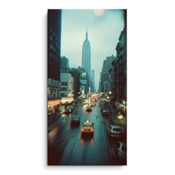 Calle lluviosa del Empire State - cuadro PVC mate