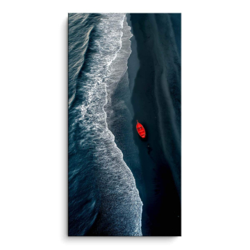 Rotes Boot an schwarzer Sandküste - PVC-Bild matt