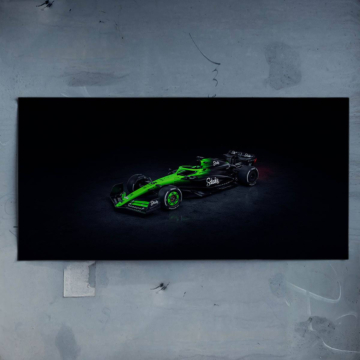 Bolid Kick Sauber Formuły 1 w ciemnym świetle reflektorów - plakat