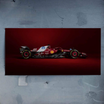 Seitenansicht eines Ferrari Formel 1 im Rampenlicht - Poster