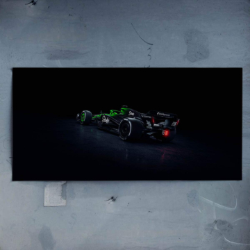 Kick Sauber Formel 1 auf dunkler Rennstrecke - Poster