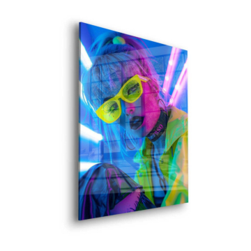 Portrait néon de jeune fille en club - tableau en verre acrylique