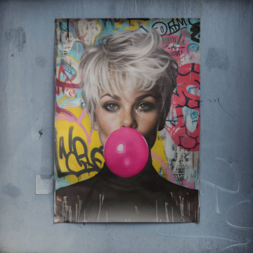 Mujer con chicle y grafiti - póster
