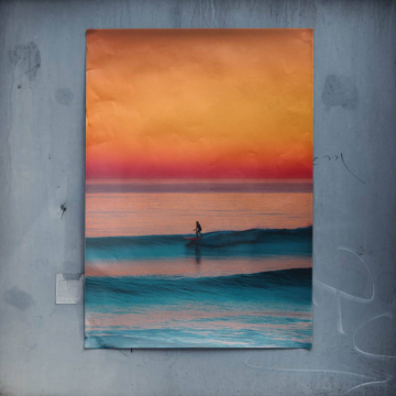 Surfista en ola al atardecer - póster