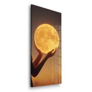Lune tenue entre les mains - tableau en verre acrylique