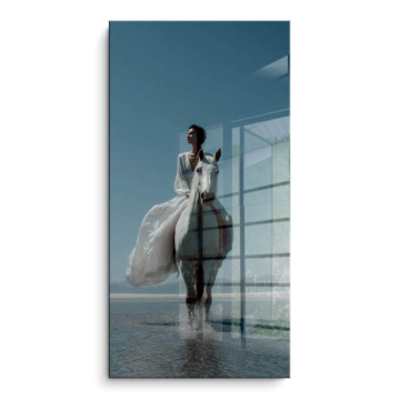 Reiterin im weißen Kleid - PVC-Bild glänzend