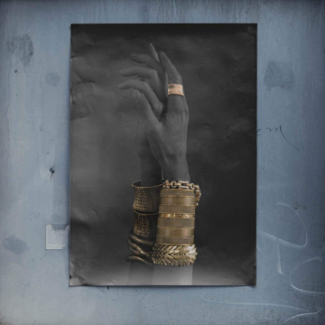 Mano con brazalete dorado - póster