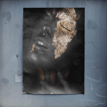 Retrato de mujer con hoja dorada - póster