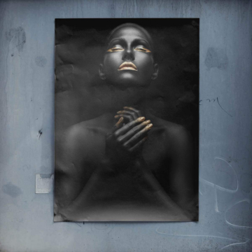 Retrato femenino negro y dorado - póster
