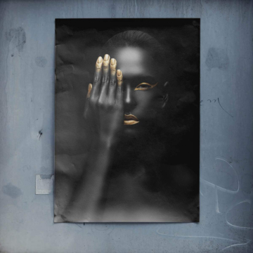 Retrato de belleza negro y dorado - póster