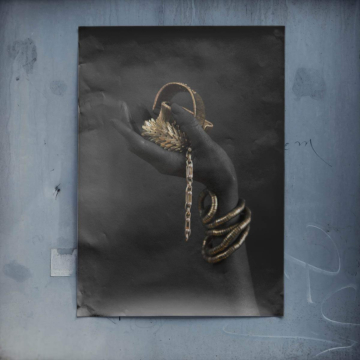 Mano con joyas doradas - póster