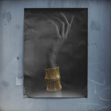 Mano con brazalete dorado - póster