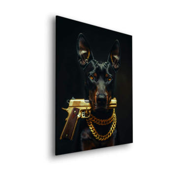 Dobermann mit goldener Pistole - Dibond-Bild matt