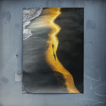Schwarzer Sand an goldener Küste - Poster
