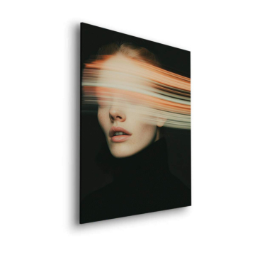 Mujer en movimiento desenfocado - cuadro Dibond mate