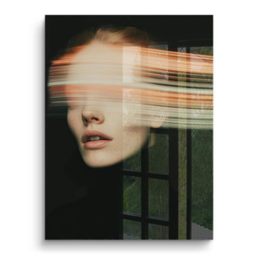Mujer en movimiento desenfocado - cuadro PVC brillante