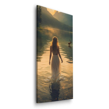 Ruhige Frau am See mit Spiegelung - Dibond-Bild matt