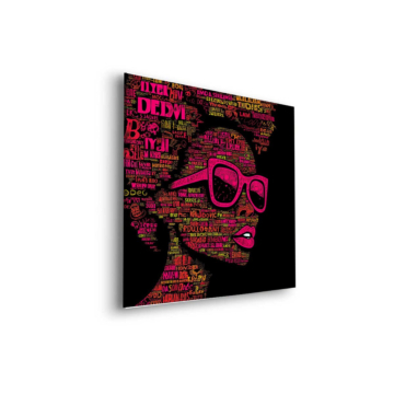 Frau mit Typografie-Sonnenbrille - Dibond-Bild matt