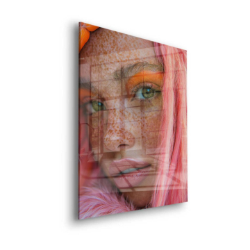 Beauté aux cheveux roses et taches de rousseur - tableau en verre acrylique