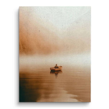 Einsames Boot auf nebligem See - Leinwandbild