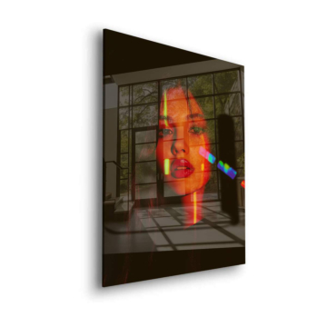 Portrait de femme à la lumière prismatique - tableau en verre acrylique