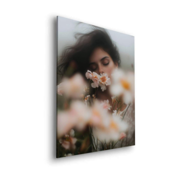Frau in Bloom soft Focu - Dibond-Bild matt