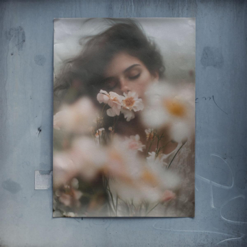 Femme en fleurs avec mise au point douce - poster