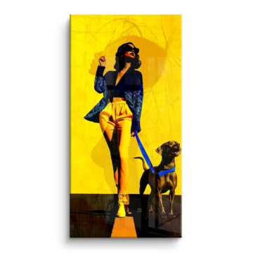 Modische Frau beim Spaziergang mit Hund - PVC-Bild glänzend