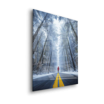 Rote Figur auf winterlicher Straße - Acrylglasbild